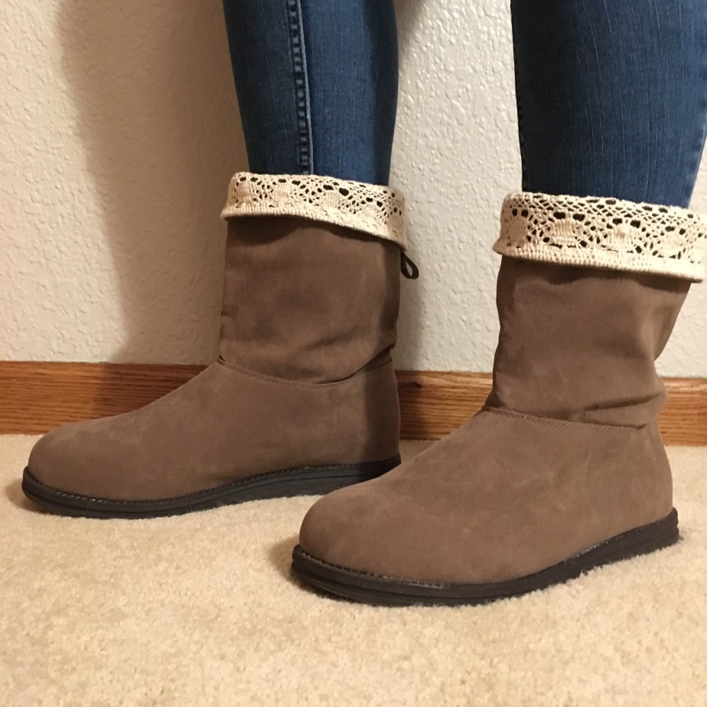 Muk Luk Brown Boots w/ Lace Detail (Size 10)
